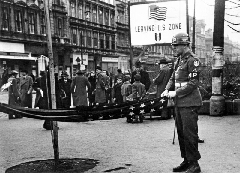 Wien 1945, U.S.-Zonengrenze. – Bild: ORF/​Historisches Archiv ORF/​Edith Julinek