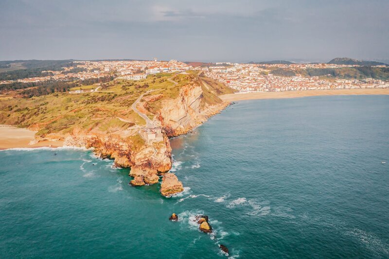 Die Klippen von Nazaré sind nur ein Teil des Geheimnisses, warum sich die Wellen hier besonders hoch auftürmen. – Bild: ZDF und Oliver Roetz./​Oliver Roetz