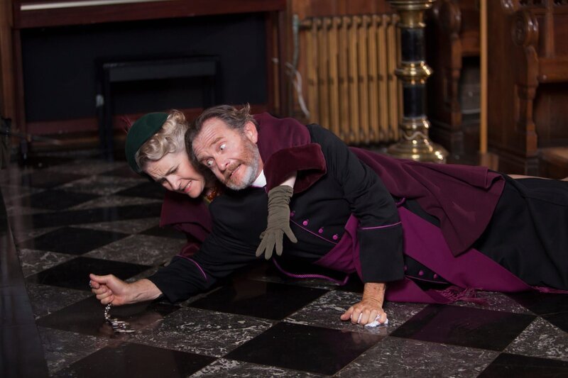 Verity (Sylvestra Le Touzel) stürzt sich auf Pater Ignatius (Anton Lesser), um an den Rosenkranz zu kommen. – Bild: ZDF und Gary Moyes./​Gary Moyes