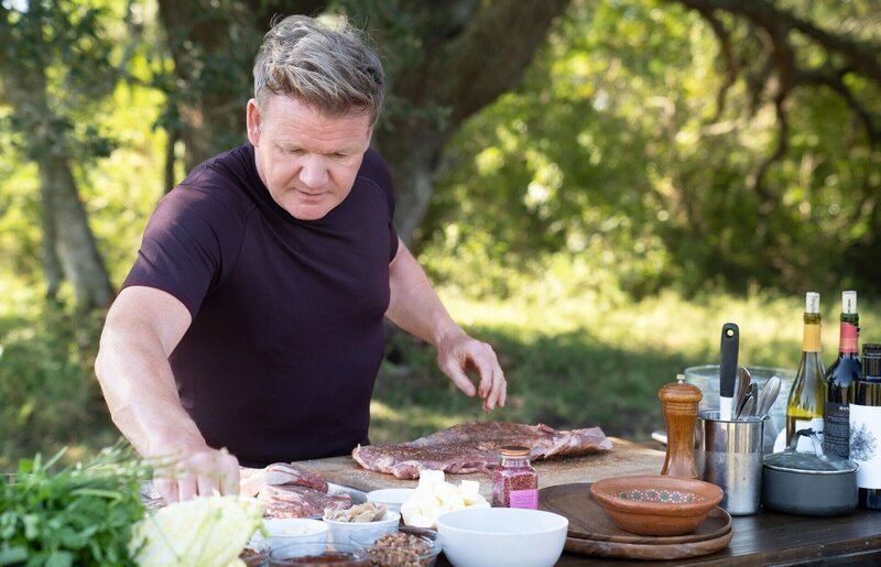 TX – Gordon Ramsay adds a dry rub to ribs before grilling them during the final cook in Texas. (Credit: National Geographic/​Justin Mandel) – Bild: Studio Ramsay and All3Media International Lizenzbild frei