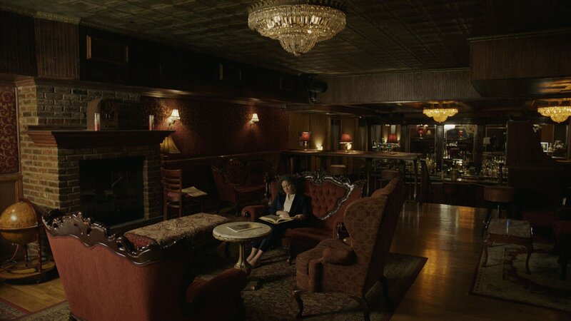 Plüschige Bars und geheime Hinterzimmer sind damals die Treffpunkte der New Yorker Unterwelt. Welche Rolle deutsche Einwanderer dabei spielten, erforscht die Kuratorin Susan Johnson. – Bild: The History Channel /​ ZDF und Arsenij Gusev/​Arsenij Gusev/​Arsenij Gusev