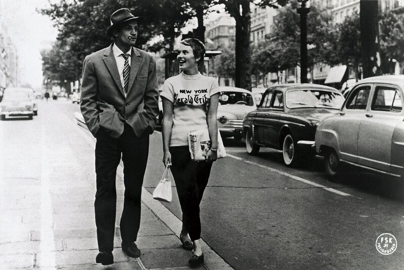 Der kleine Gauner Michel (Jean-Paul Belmondo) liebt die amerikanische Studentin Patricia (Jean Seberg): Am liebsten würde er mit ihr in den Süden, nach Italien fahren. – Bild: CCC Der kleine Gauner Michel (Jean-Paul Belmondo) liebt die amerikanische Studentin Patricia (Jean Seberg): Am liebsten würde er mit ihr in den Süden, nach Italien fahren. – Bild: CCC
