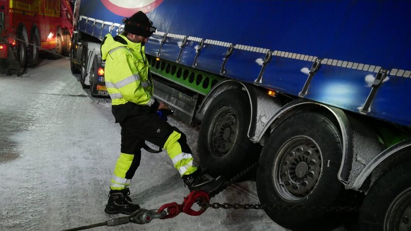 Bjoern takes his new rookie Orjan alongside a co-op rescue with his friendly rivals from Hallingdal. (National Geographic) – Bild: National Geographic /​ National Geographic
