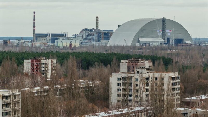 Beton als Strahlenschutz. Noch im Jahr 1986, unmittelbar nach der Katastrophe von Tschernobyl, begannen Arbeiter damit, eine Schutzhülle aus Beton um den havarierten Reaktor zu bauen. – Bild: ZDF und Matthew Tomlinson./​Matthew Tomlinson