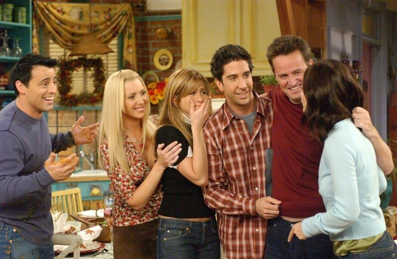 Monica (Courteney Cox, r.) ist ziemlich sauer, weil ihre Freunde, Joey (Matt LeBLanc, l.), Phoebe (Lisa Kudrow, 2.v.l.), Rachel (Jennifer Aniston, 3.v.l.) und Ross (David Schwimmer, 3.v.r.) zum alljährlichen Thanksginving-Essen viel zu spät gekommen sind. Doch die Tatsache, dass Monica und Chandler (Matthew Perry, 2.v.r.) ein Adoptivkind bekommen, lässt sie alles vergessen … – Bild: port.hu