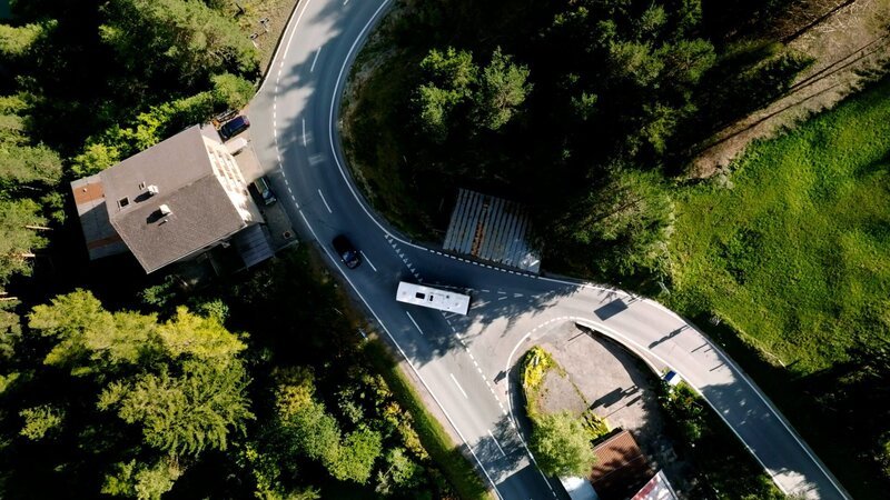 Nach dem Grenzübergang zu Österreich bleiben wir auf Schweizer Boden und nehmen die Straße bis nach Samnaun: Postautofahrer Ludwig Kleinstein fährt hier seit 35 Jahren und kennt die Tücken der tunnelreichen Route. – Bild: ZDF und SRF
