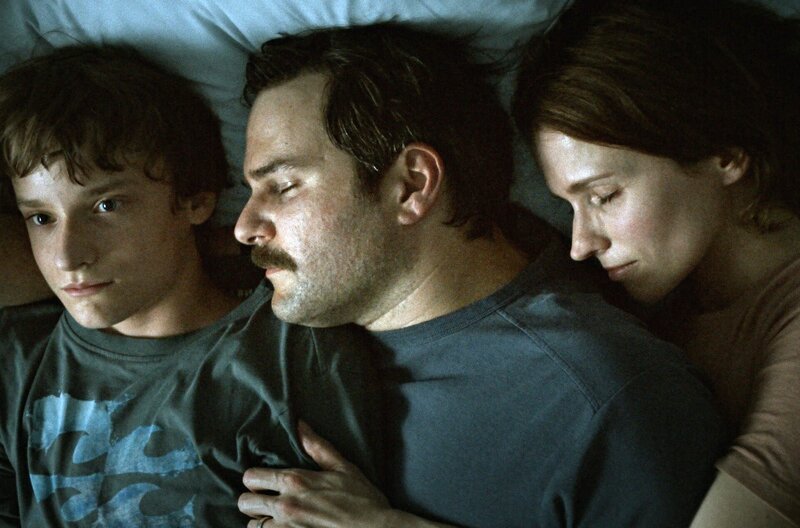 Wir sind dann wohl die Angehörigen – Bild: Julian Krubasik /​ Die quälende Ungewissheit hat endlich ein Ende: Entführungsopfer Jan Philipp Reemtsma (Philipp Hauß, Mi.) kommt nach erfolgreicher Geldübergabe frei (mit Adina Vetter und Claude Heinrich).