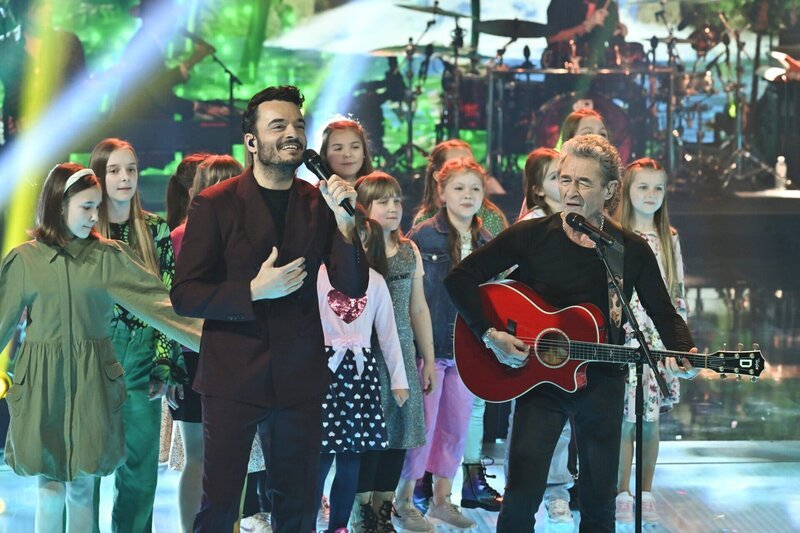 Titel: Happy Birthday Tabaluga! Die große Show mit Peter Maffay und Freunden; Staffel: 1; Folge: 1; Person: Giovanni Zarrella; Peter Maffay; Copyright: SAT.1/​Claudius Pflug; Fotograf: Claudius Pflug; Bildredakteur: Clarissa Schreiner; Dateiname: 2691158.jpg; Rechtehinweis: Dieses Bild darf bis eine Woche nach Ausstrahlung honorarfrei fuer redaktionelle Zwecke und nur im Rahmen der Programmankuendigung verwendet werden. Spaetere Veroeffentlichungen sind nur nach Ruecksprache und ausdruecklicher Genehmigung der Seven.One Entertainment Group GmbH moeglich. Nicht fuer EPG! Verwendung nur mit vollstaendigem Copyrightvermerk. Das Foto darf nicht veraendert, bearbeitet und nur im Ganzen verwendet werden. Es darf nicht archiviert werden. Es darf nicht an Dritte weitergeleitet werden. Aneinanderreihung/​Zusammenlegung/​Kopplung von Bildern zum Zweck der Erstellung von Slide-Shows o.ä. nicht gestattet; Verbindung/​Einfügen/​Anfügen von Werbung nicht gestattet. Bei Fragen: foto@seven.one Voraussetzung fuer die Verwendung dieser Programmdaten ist die Zustimmung zu den Allgemeinen Geschaeftsbedingungen der Presselounges der Sender der Seven.One Entertainment Group GmbH. – Bild: SAT.1/​Claudius Pflug