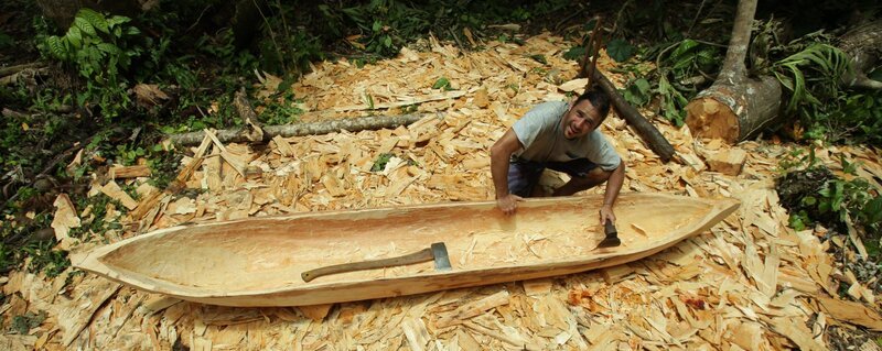 Hazen carving a wooden boat. (National Geographic/​Laurence Hamilton-Baillie) – Bild: National Geographic /​ Laurence Hamilton-Baillie