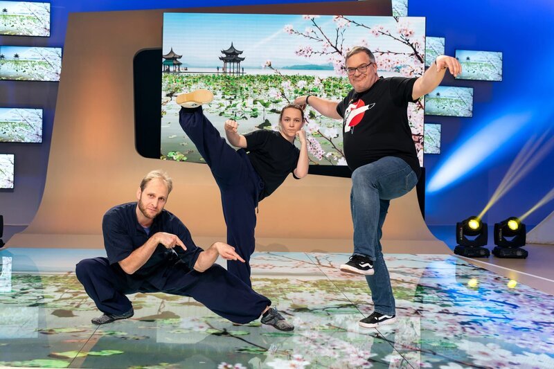 Kung-Fu-Meister Arno Wünsch (l.) und Kung-Fu-Trainerin Marina Berljafa (M.) zeigen Elton (r.), welche verschiedenen Stile es beim Kung Fu gibt. – Bild: ZDF/​Ralf Wilschewski