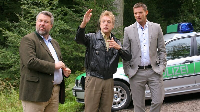 L-R: Kommissar Anton Stadler (Dieter Fischer), Polizist Michi Mohr (Max Müller), Kommissar Sven Hansen (Igor Jeftic). – Bild: Christian A. Rieger /​ ORF