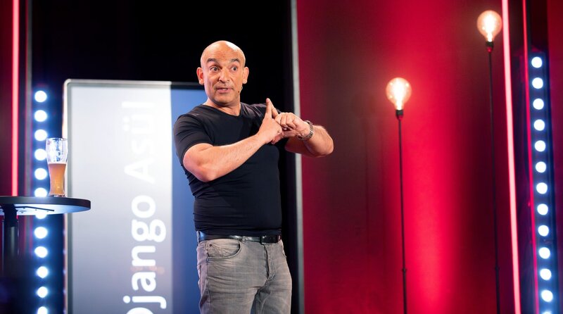 Django Asül - Live auf der Bühne! – Bild: BR/​Sabrina Wanninger