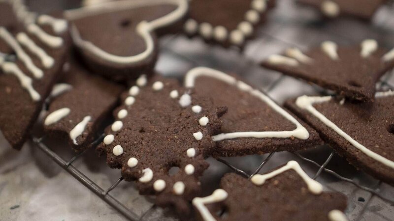 Schokoladen-Lebkuchen. – Bild: TVNOW/​ (c) Hungry Gap Productions