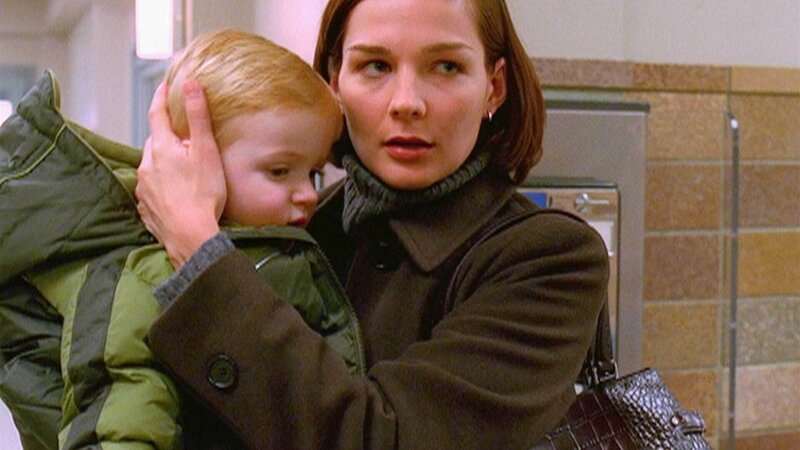 Claire (Heather Burns) hat es satt, immer auf den Sohn ihrer reichen Schwester aufzupassen. – Bild: RTL