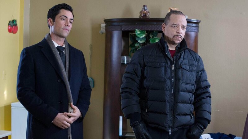Die aktuellen Ermittlungen führen die Detectives Nick Amaro (Danny Pino, l.) und Odafin „Fin“ Tutuola (Ice-T) zu einer der gefürchteten Gangs New Yorks … – Bild: TVNOW /​ NBC Universal