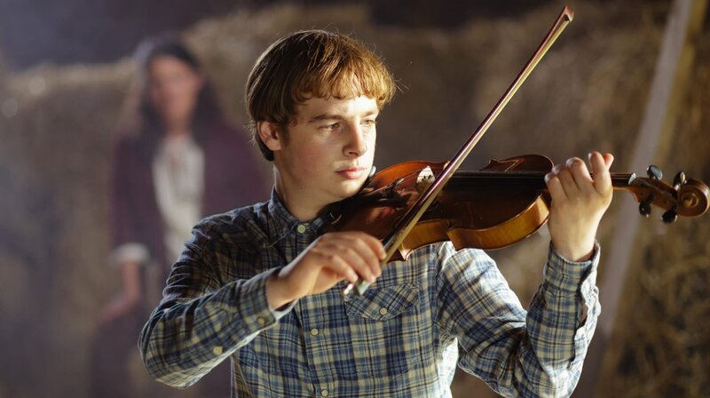 Dimitri (Matti Schmidt-Schaller) übt auf dem Dachboden Geige. – Bild: MDR/​WDR/​Andrea Hansen