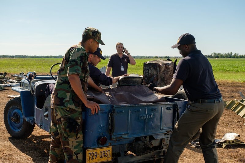 Brantford, Ontario – NTSB investigators load the 2 Black Box recorders from AIA Flight 808 into a jeep. The boxes will be transported to the United States for analysis to help determine why the plane crashed near the runway at Guantanamo Bay, Cuba following an afternoon flight from Norfolk Virginia in 1993. (Cineflix 2018/​Darren Goldstein) – Bild: Darren Goldstein /​ Cineflix 2018 /​ Cineflix 2018/​Darren Goldstein