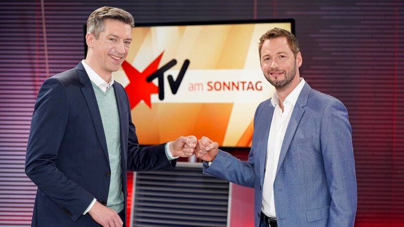 Dieter Könnes (r.) und Steffen Hallaschka moderieren am Sonntag im Wechsel. – Bild: RTL