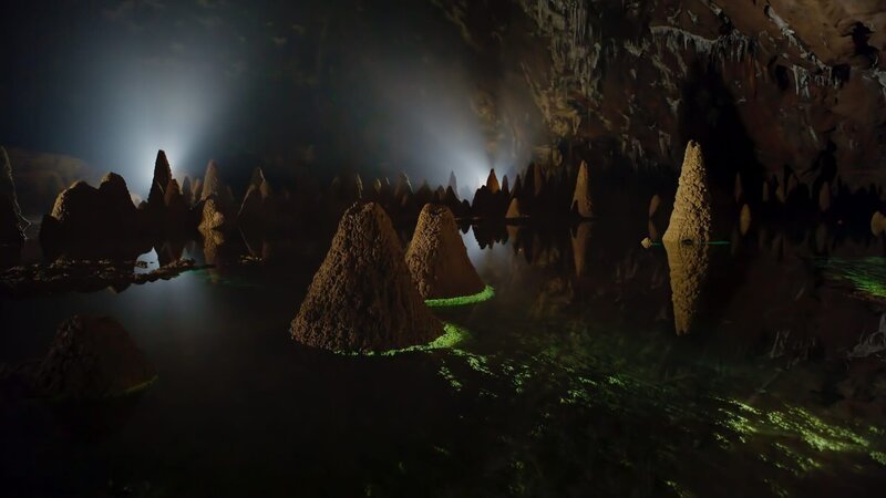 Gigantische Stalagmiten, circa 75 Meter hoch, stehen im wohl größten Höhlensystem der Erde: Hang son Doong, Vietnam. – Bild: ZDF und BBC STUDIOS./​BBC STUDIOS