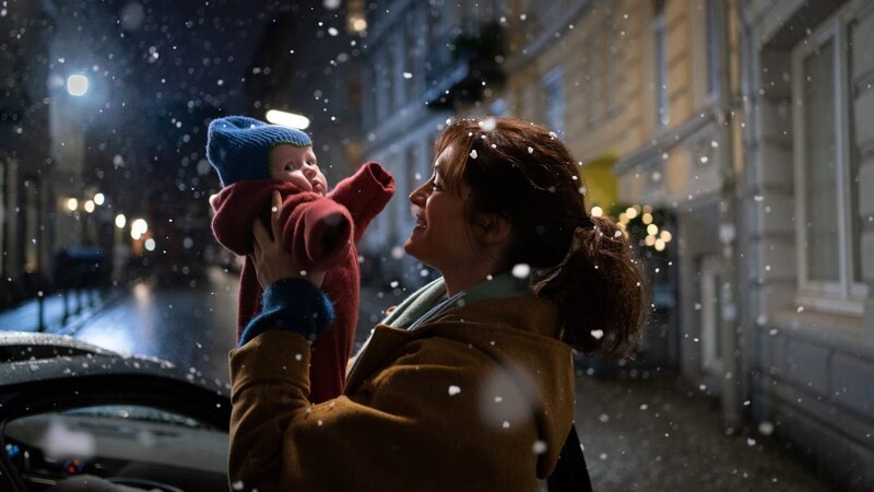 Eva (Friederike Becht) und die kleine Sarah staunen über die ersten Schneeflocken – ein magischer Moment für Mutter und Tochter. – Bild: ZDF und Georges Pauly.