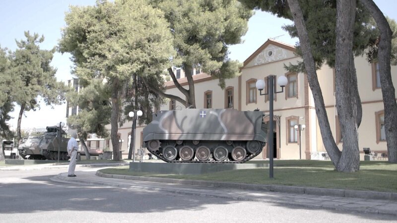 Vor dem Militärmuseum in Thessaloniki erinnern Panzer an den Putsch griechischer Offiziere, die das Land im April 1967 in die Diktatur stürzen. – Bild: ZDF und Ioannis Fotou./​Ioannis Fotou