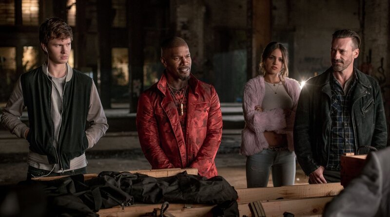V.l.: Baby (Ansel Elgort), Bats (Jamie Foxx), Darling (Eiza Gonzalez) und Buddy (Jon Hamm) wollen ein Abkommen aushandeln. Die Verwendung des sendungsbezogenen Materials ist nur mit dem Hinweis und Verlinkung auf TVNOW gestattet.; V.l.: Baby (Ansel Elgort), Bats (Jamie Foxx), Darling (Eiza Gonzalez) und Buddy (Jon Hamm) wollen ein Abkommen aushandeln. Die Verwendung des sendungsbezogenen Materials ist nur mit dem Hinweis und Verlinkung auf TVNOW gestattet. – Bild: port.hu V.l.: Baby (Ansel Elgort), Bats (Jamie Foxx), Darling (Eiza Gonzalez) und Buddy (Jon Hamm) wollen ein Abkommen aushandeln. Die Verwendung des sendungsbezogenen Materials ist nur mit dem Hinweis und Verlinkung auf TVNOW gestattet.; V.l.: Baby (Ansel Elgort), Bats (Jamie Foxx), Darling (Eiza Gonzalez) und Buddy (Jon Hamm) wollen ein Abkommen aushandeln. Die Verwendung des sendungsbezogenen Materials ist nur mit dem Hinweis und Verlinkung auf TVNOW gestattet. – Bild: port.hu