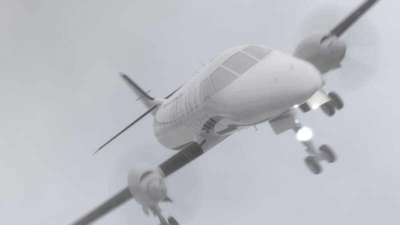 Die Manx, Flug 7100, versucht im Nebel zu landen und kommt in einem steilen Winkel an. – Bild: Cineflix