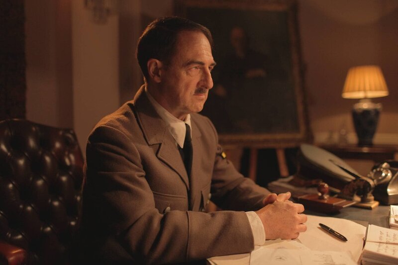 Adolf Hitler (Julian Forsyth) sitzt an seinem Schreibtisch Treffen mit Dönitz – Bild: Copyright © The National Geographic Channel.