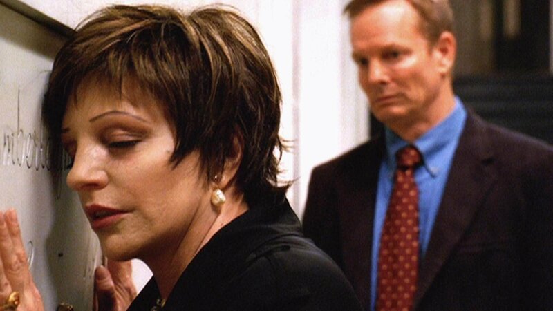 Die Trauer um ihre tote Tochter bringt Beth Harner (Liza Minnelli) fast um den Verstand. Trost findet sie bei ihrem Nachbarn Nate Royce (Bill Irwin). – Bild: RTL