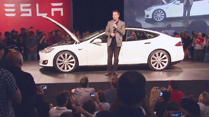 Das Model S von Tesla soll ein kommerzieller Erfolg werden. Allerdings kämpft das Unternehmen mit Lieferschwierigkeiten und Problemen in der Produktion. – Bild: ZDF und 72 Films./​72 Films