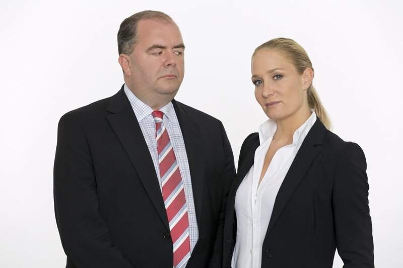 Hauptkommissar Detlev Grün (Timo Dierkes, l.); Staatsanwältin Ellen Bannenberg (Janine Kunze, r.) – Bild: ZDF /​ Frank Dicks Lizenzbild frei
