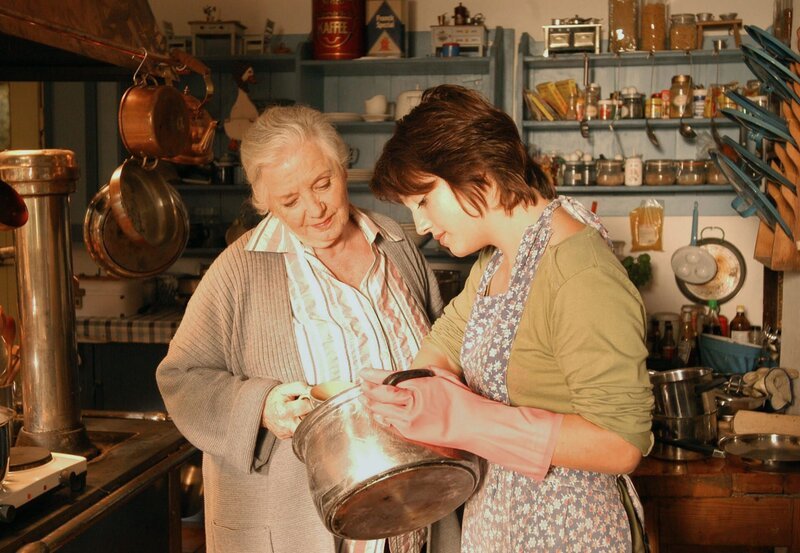 Regina (Ruth Drexel, li.) kontrolliert die Arbeit der neuen Küchengehilfin Helen Rossmann (Alexandra Horn). – Bild: ARD Degeto/​ARD Degeto/​Magdalena Mate