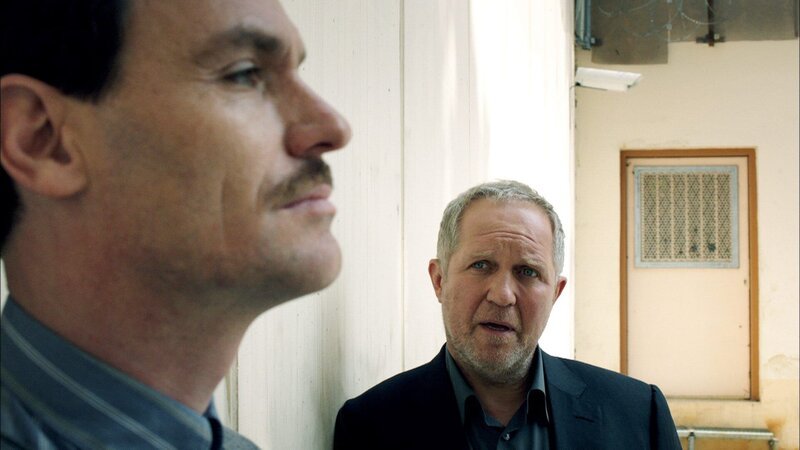 Moritz Eisner (Harald Krassnitzer, re.) besucht Peter Wendler (Anian Zollner) im Gefängnis, um ihm ein paar unangenehme Fragen zu stellen. – Bild: port.hu