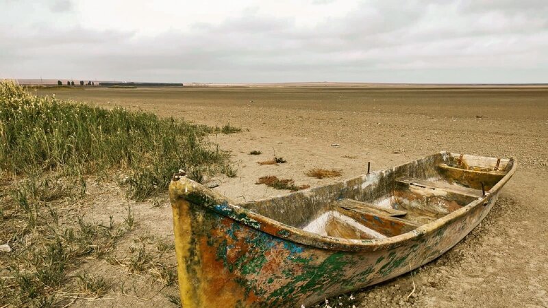 Rumänien ist in Europa besonders stark von der Dürre betroffen. Ackerland wird zur Staubwüste, Gewässer wie der Nuntasi See trocknen aus. – Bild: ZDF und Marcel Martschoke./Marcel Martschoke Rumänien ist in Europa besonders stark von der Dürre betroffen. Ackerland wird zur Staubwüste, Gewässer wie der Nuntasi See trocknen aus. – Bild: ZDF und Marcel Martschoke./Marcel Martschoke