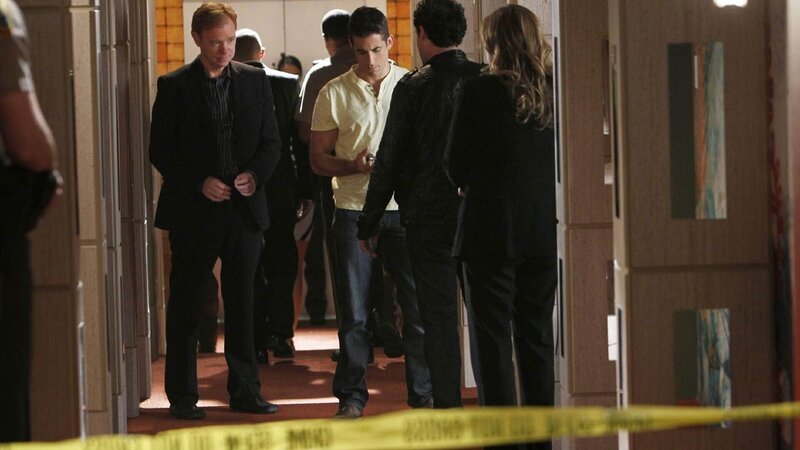 A high stakes poker game is disrupted by a masked assassin, leaving one player dead and the CSIs baffled. Pictured:David Caruso as Horatio Caine (far left), Jonathan Togo as Ryan Wolfe (second from left), Ben Hollingsworth as Jason Huntsman (second from right), and Drea de Matteo as Evelyn Bowers (far right) – Bild: SUPER RTL