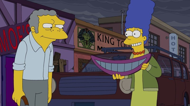 Die Beziehung zu Homer leidet. Marge (r.) ist zunehmend gestresst und macht sich auch noch jede Menge Feinde: Sie fährt Leute für Geld durch Springfield – so auch Moe (l.) … – Bild: 2014 Twentieth Century Fox Film Corporation. All rights reserved. Lizenzbild frei