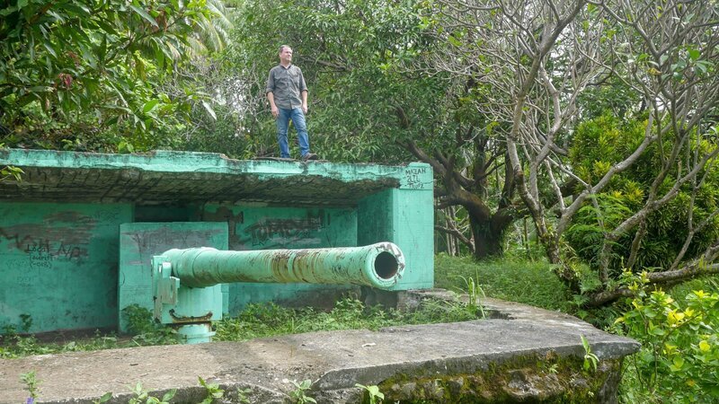 Papua New Guinea – Marty Morgan on Japanese gun emplacement at Submarine Base, Rabaul. (National Geographic/​Martin Kemp) – Bild: Copyright © The National Geographic Channel.