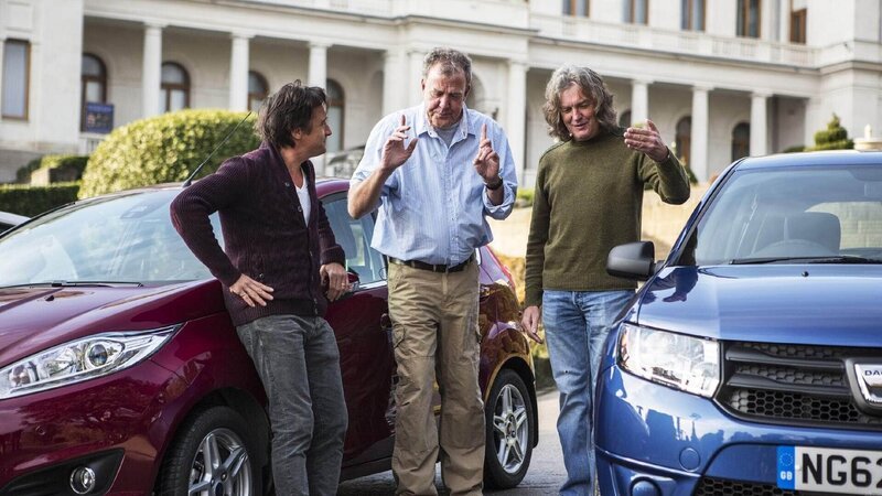 V.l.: Richard Hammond, Jeremy Clarkson und James May mit dem Ford Fiesta und Dacia Sandero am Liwadija-Palast in der Ukraine. – Bild: TVNOW /​ BBC Worldwide 2014