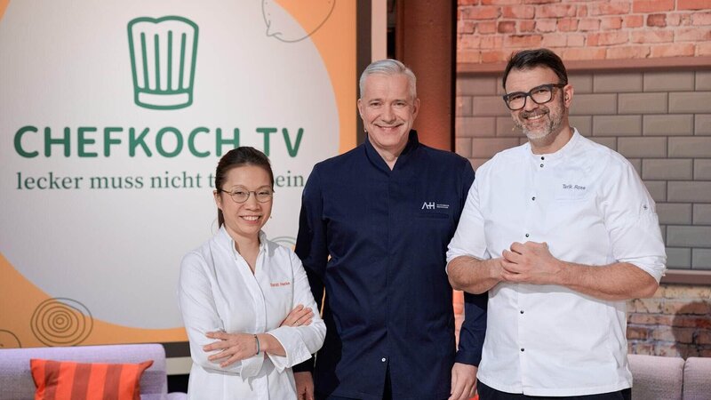 Alexander Herrmann (M.) mit Sarah Henke und Tarik Rose. – Bild: RTL /​ Markus Hertrich
