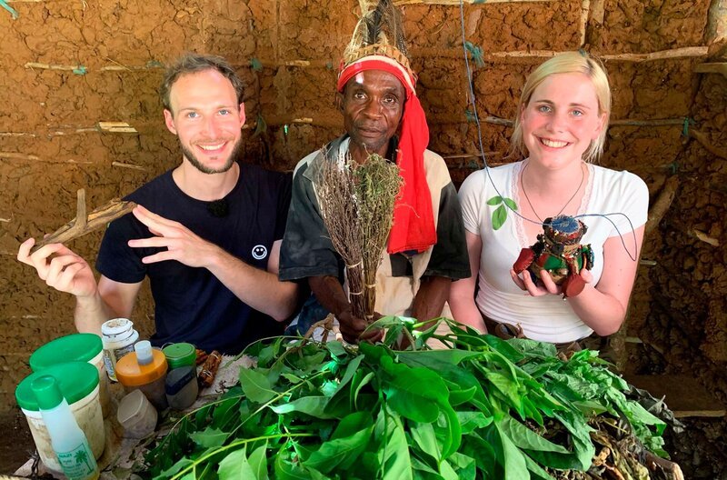 Junior-Offizier Julian und Reiseleiterin Caro besuchen bei ihrem Stop in Mombasa ein typisches Dorf in Kenia und bekommen Einblicke ins ostafrikanische Alltagsleben. – Bild: BR/​Bewegte Zeiten Filmproduktion