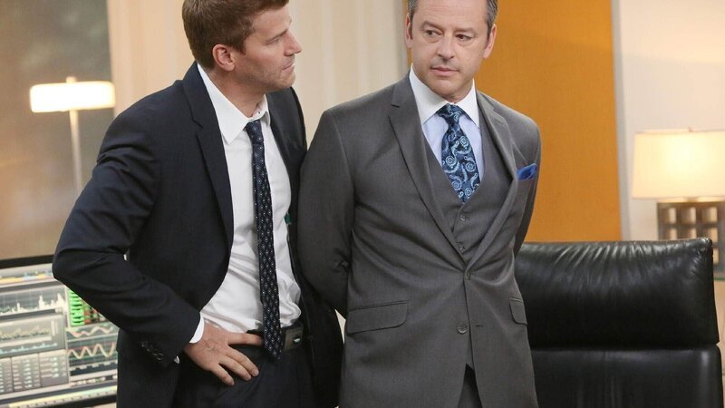 Nachdem Brennan Blut in Mason Barnes’ (Gil Bellows, r.) Büro gefunden hat, nimmt Booth (David Boreanaz) ihn fest, um ihn als Verdächtigen zu verhören. – Bild: TVNOW /​ FOX