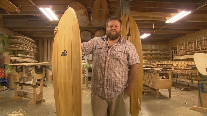 Im Küstenstädtchen York produziert Mike LaVecchia Surfbretter, und zwar vollständig aus Holz. – Bild: port.hu