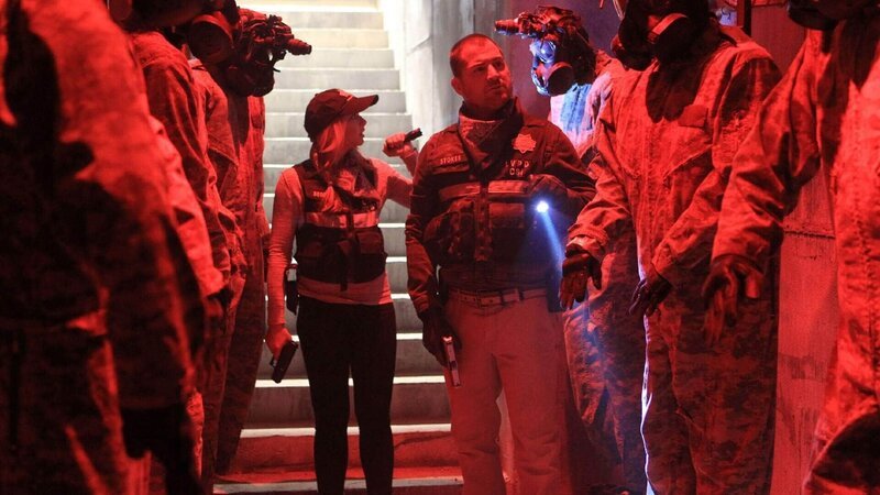 Als Morgan Brody (Elisabeth Harnois) und Nick (George Eads) den unterirdischen Bunker inspizieren, stoßen sie auf eine skurrile Armee von Schaufensterpuppen. – Bild: MG RTL D