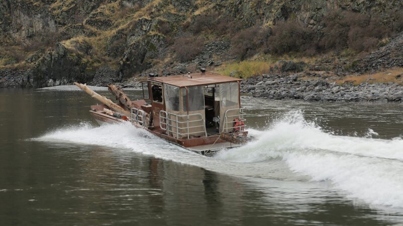 HELLS CANYON, IDAHO- Brice’s Boot schleppt große Baumstämme. (Photo Credit: © National Geographic Channels/​ Michael McAleenan) – Bild: National Geographic Channels
