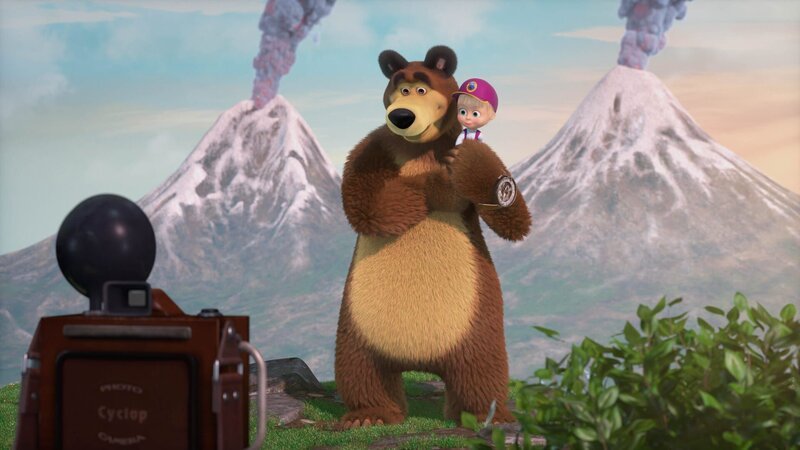 Mascha und der Bär sind stolz. Sie haben das Ziel ihrer Wanderung erreicht! – Bild: KiKA/​Animaccord Animation Studio