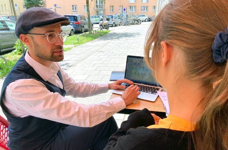 Alexander teilt Helena (Spenderkind) seine Rechercheergebnisse mit. Sie erfährt, wer ihr biologischer Vater ist. – Bild: SWR Alexander teilt Helena (Spenderkind) seine Rechercheergebnisse mit. Sie erfährt, wer ihr biologischer Vater ist. – Bild: SWR