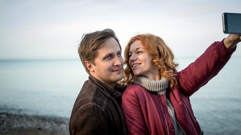 Jule (Marleen Lohse) und Timo (Lasse Myhr) im Glück. – Bild: NDR/​ARD Degeto/​Gordon Timpen