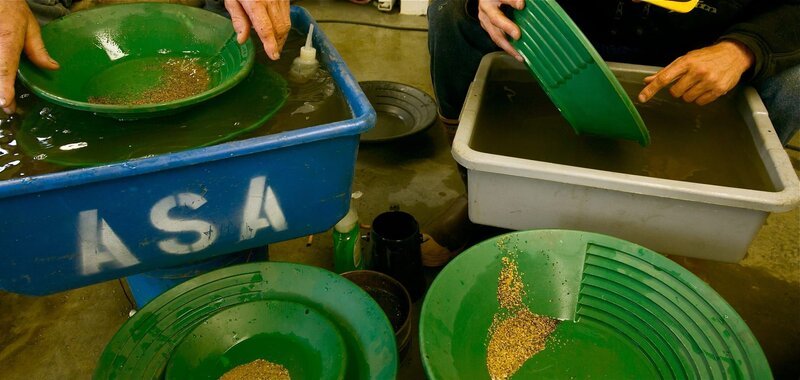 Sifting gold in bowls. – Bild: Discovery Communications