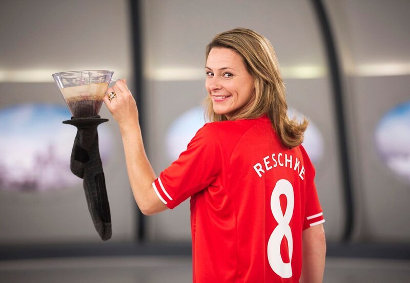 Eine Schale gemahlenen Kaffee aufzustellen, um unangenehme Gerüche zu beseitigen, ist ein bekanntes Hausmittel. Forscher haben sich jetzt dran gemacht, diese Eigenschaft des Kaffees auf Textilien zu übertragen. Was es damit auf sich hat, klärt Anja Reschke bei „Wissen vor acht – Zukunft“. – Bild: ARD/​Tom Trambow