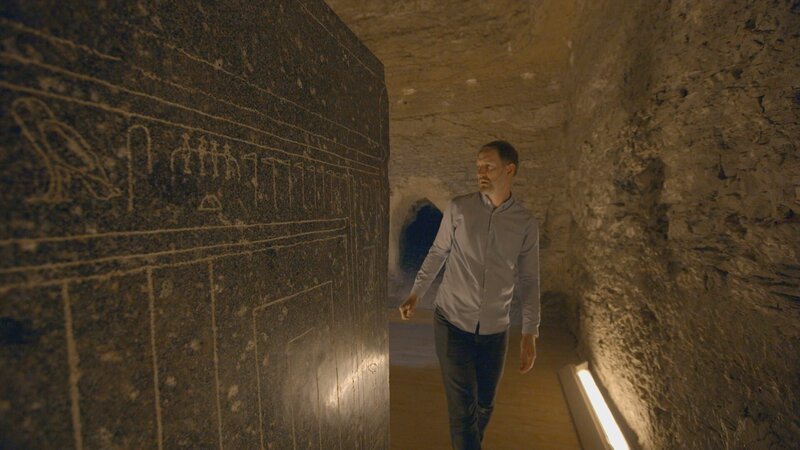 Der Ägyptologe Chris Naunton erforscht einen riesigen, drei Meter hohen Sarkophag (Windfall Films). – Bild: Windfall Films /​ Windfall Films